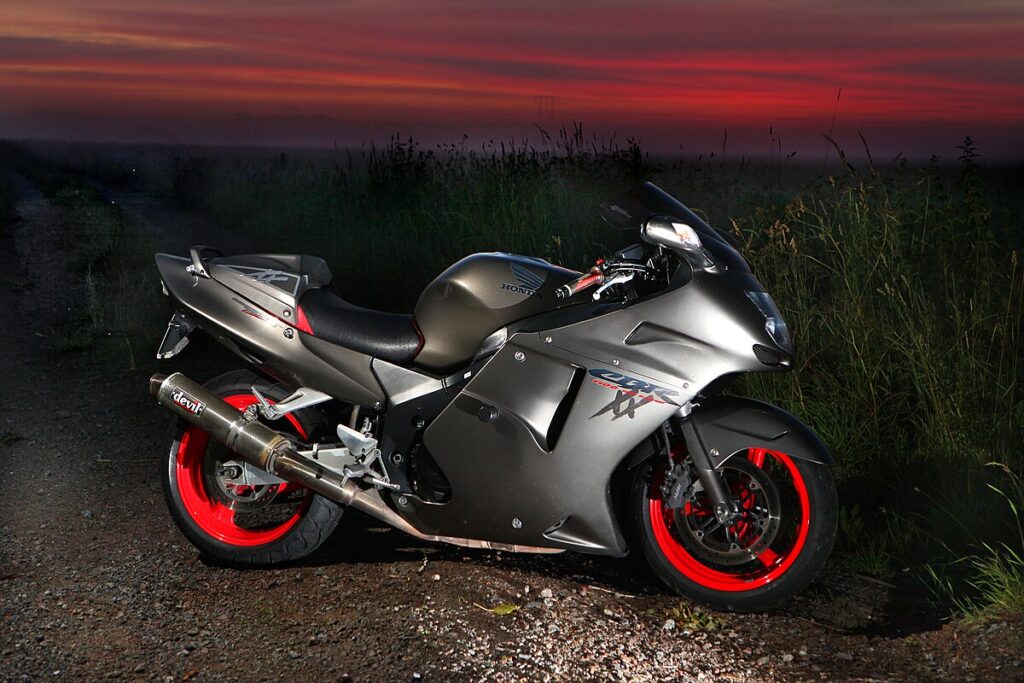 Honda CBR1100XX Super Blackbird: Keď maximálna rýchlosť bola jediný ciel🔥Kráľ rýchlosti Honda CBR1100XX During Sunrise 1 1024x683